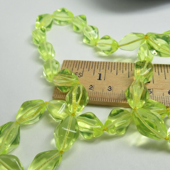 Uranium glass bead necklace - Picture 6 of 11